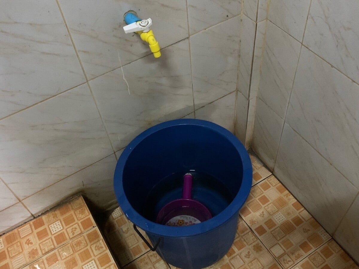 便器の隣にあるバケツからすくって流す