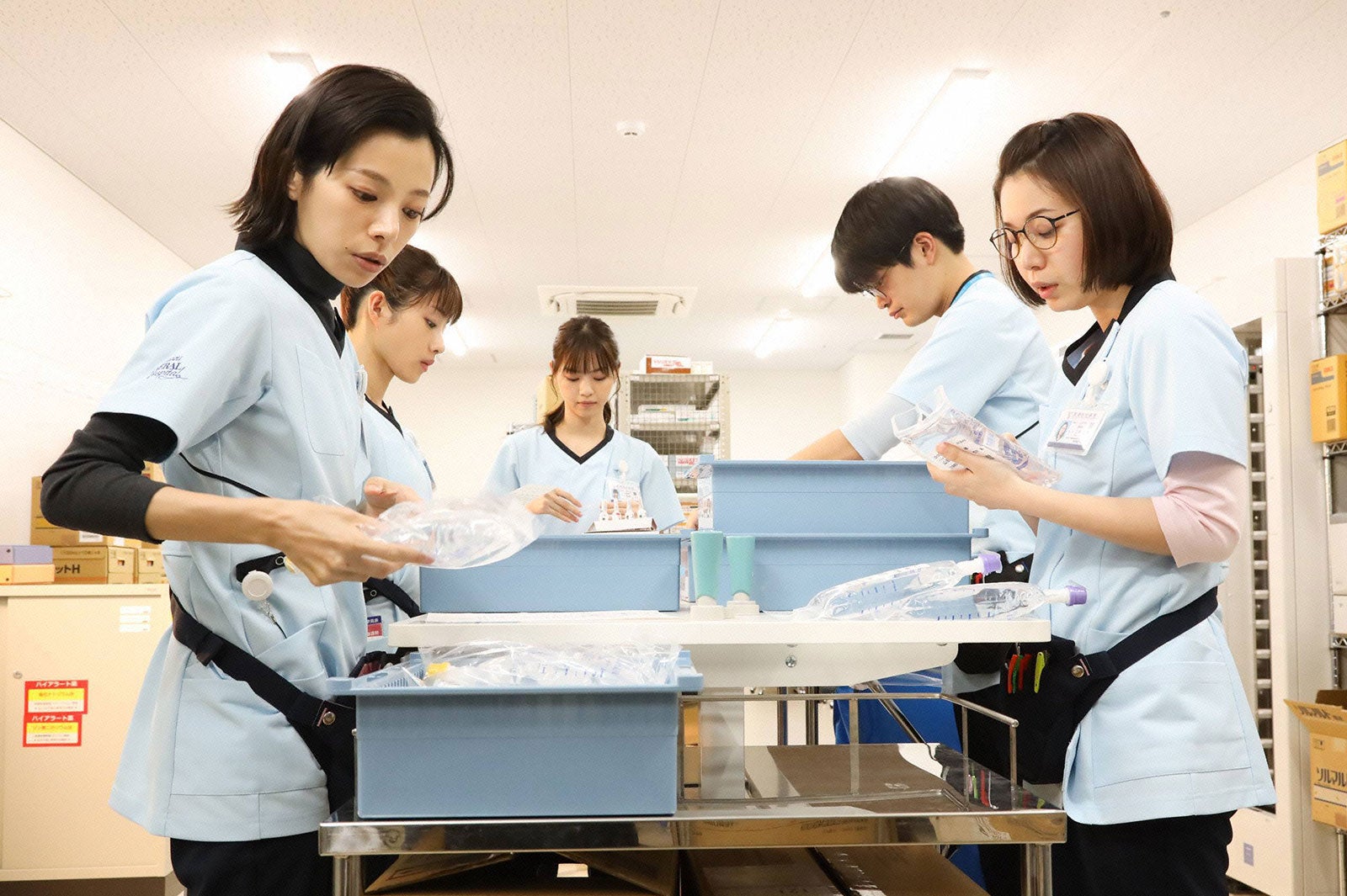 （左から）桜井ユキ、石原さとみ、西野七瀬、井之脇海、金澤美穂（C）フジテレビ