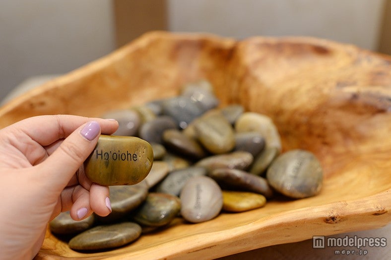 メッセージが書かれた石を選ぶ（写真のハワイ語は『Listen』の意）