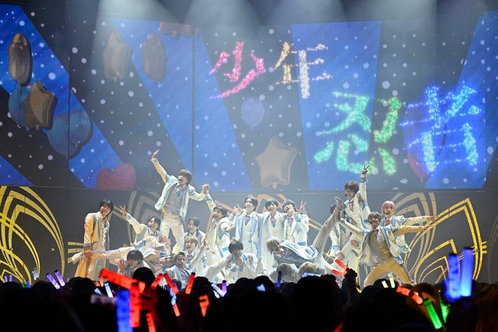 制服をモチーフに制作された新衣装をまといアイドルオーラ全開の少年忍者/「PASSION!!~忍 in the Summer 2024~」より(提供写真)