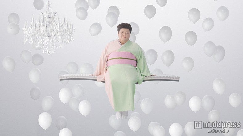 マツコ・デラックス／新CM「muatsu （ムアツ）Sleep Spa」ポージング篇より