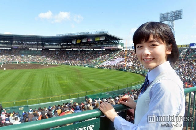阪神甲子園球場で第86回選抜高等学校野球大会を観戦した小芝風花