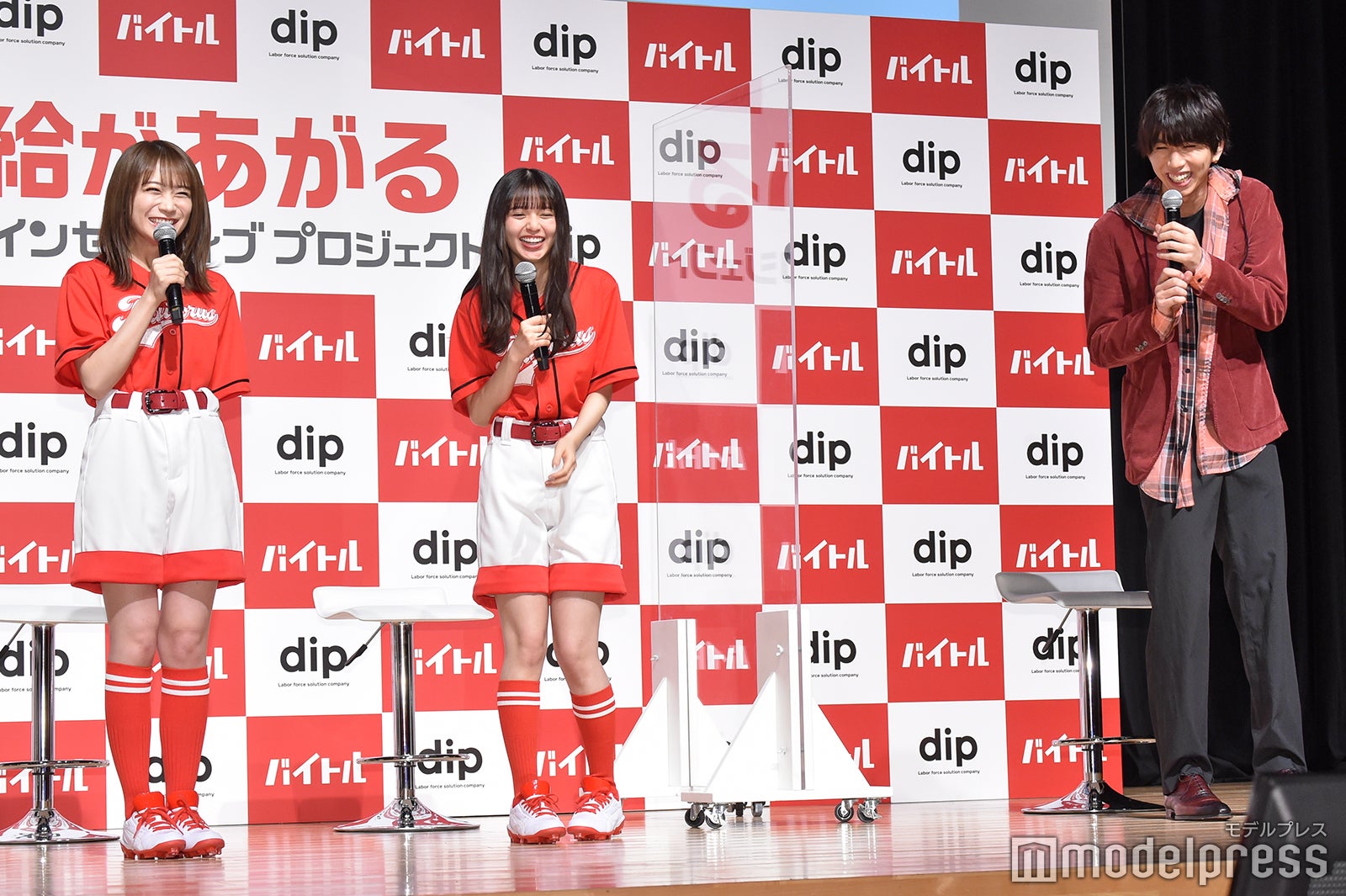 秋元真夏、齋藤飛鳥、はじめしゃちょー（C）モデルプレス