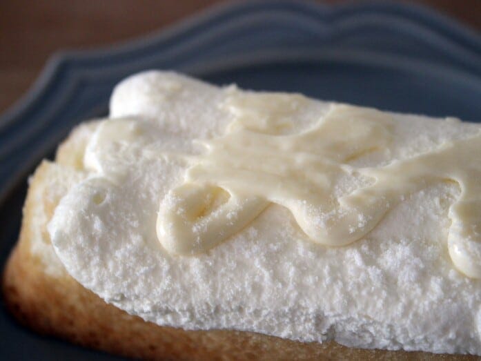 ホイップクリームの上に、ほんのり塩気のあるバターソースが