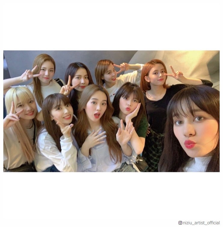 NiziU、集合ショットに「天使が9人」「眼福」の声“先輩”TWICEカバーダンスも話題に