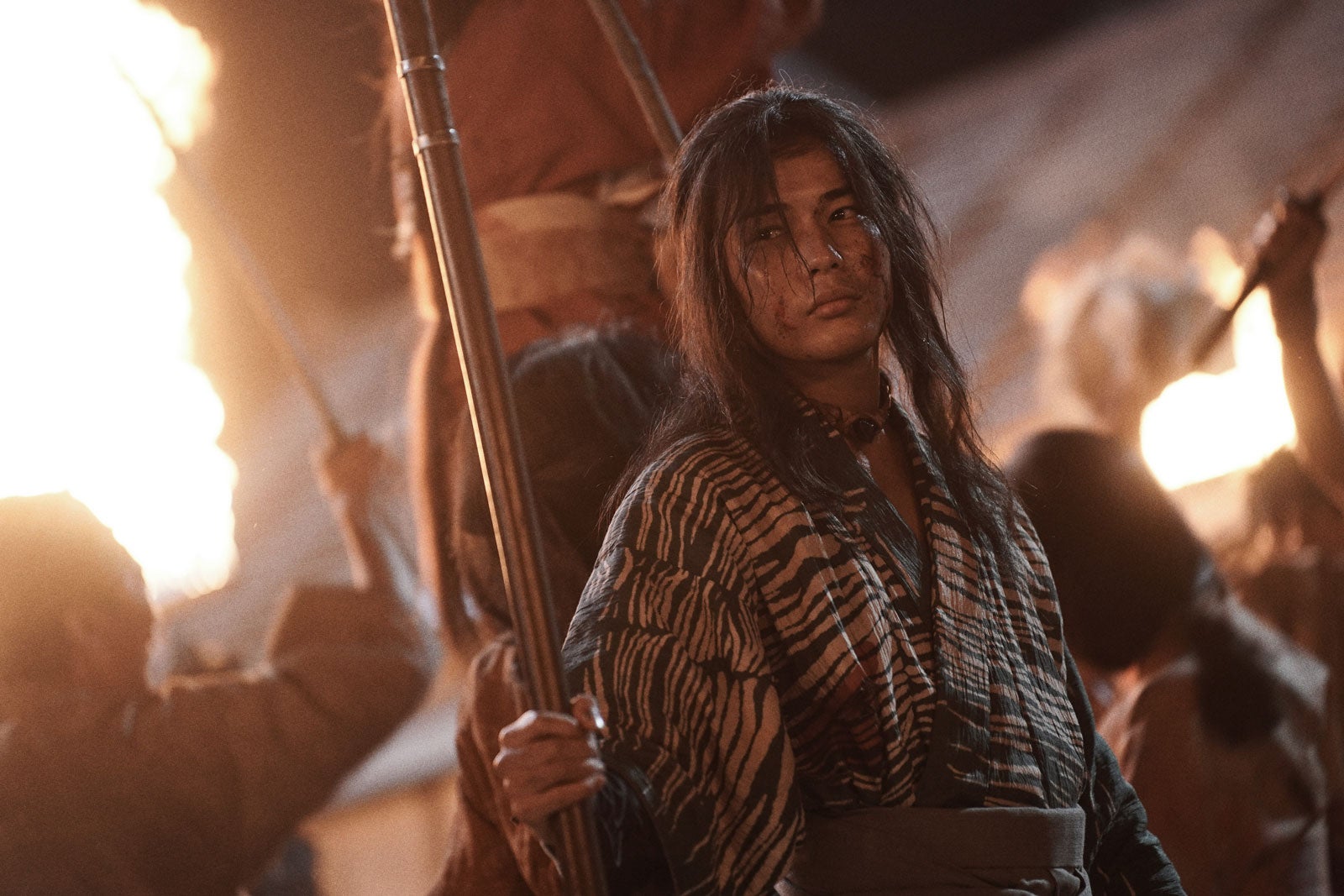 大泉洋＆なにわ男子・長尾謙杜ら、血まみれで迫力アクション「室町無頼」特報＆場面写真解禁