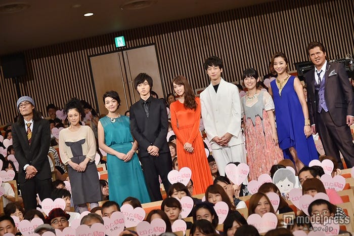 (左から)英勉監督、濱田マリ、我妻三輪子、山崎賢人、桐谷美玲、坂口健太郎、福田彩乃、高橋メアリージュン、竹内力
