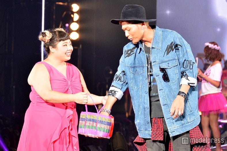 （左から）渡辺直美とEXILE・SHOKICHI