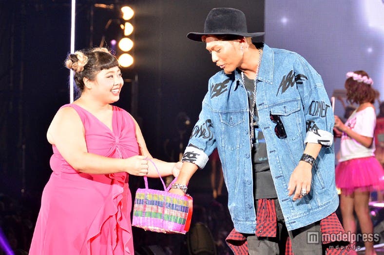 (左から)渡辺直美とEXILE・SHOKICHI