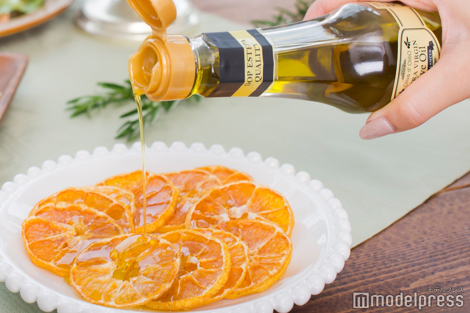 ドライみかんにオリーブオイルをかけて （C）モデルプレス