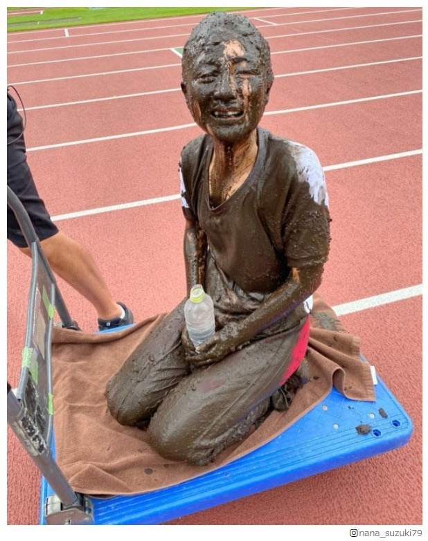 鈴木奈々「NGなし」体張った泥だらけの衝撃写真に反響