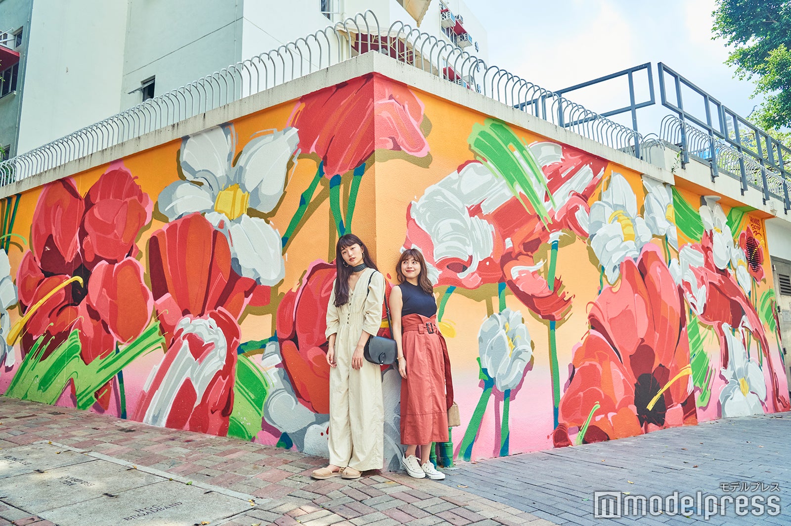 湾仔エリアの学校の壁に描かれた、紅い花々のグラフィティーアート。フランス人アーティストによって描かれ、
2019年3月に完成したばかり。（C）モデルプレス