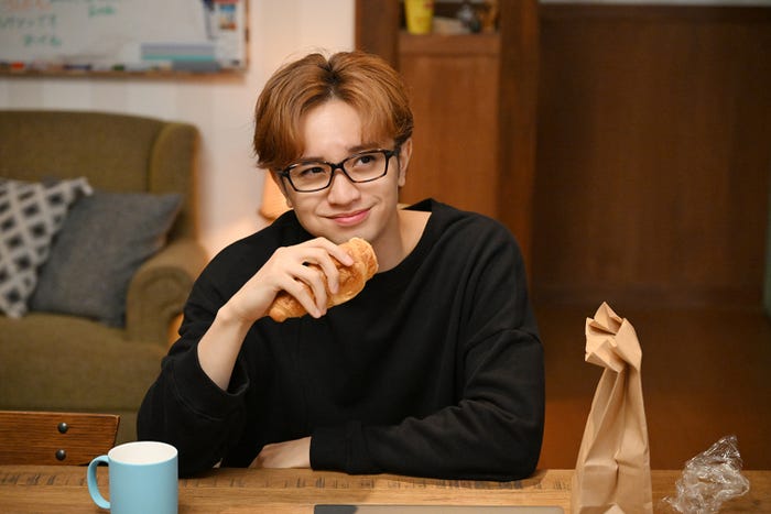 中島健人「リビングの松永さん」第1話より(C)カンテレ