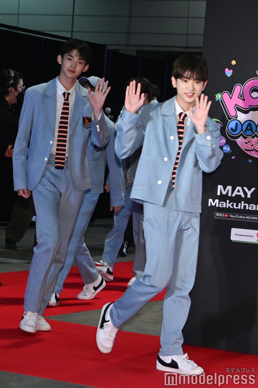 手を振りながら登壇するJO、HARUA （C）モデルプレス