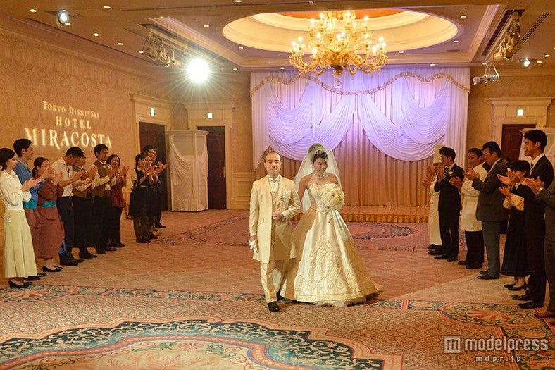 1万組目の挙式を行った（写真中央）本山正幸氏、中村恵氏（C）Disney