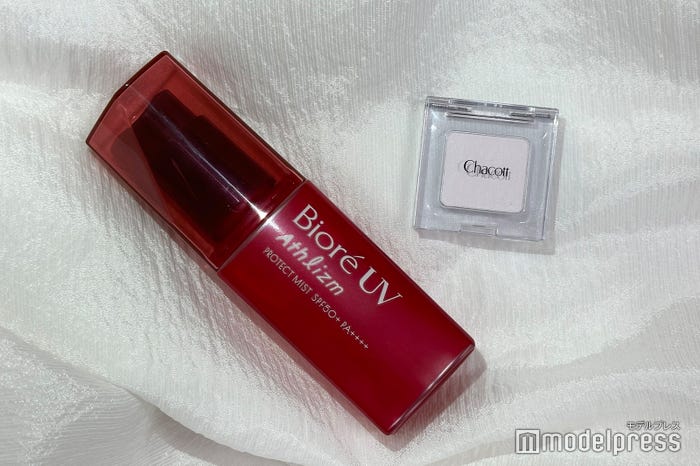 (左から)ビオレUVアスリズムプロテクトミスト<日やけ止めミスト>、チャコット/マルチカラーバリエーション<アイカラー・チークカラー・口紅>(C)モデルプレス