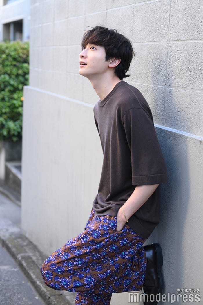 小関裕太/【衣装】ニット(ユーゲン/イデアス 03-6869-4279)パンツ(アンフィーロ/オンワード樫山 03-5476-5811)その他スタイリスト私物(C)モデルプレス