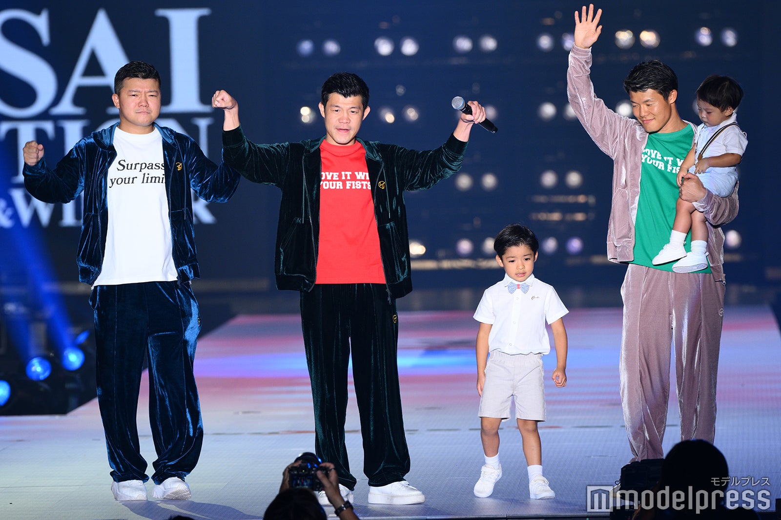 【関コレ2025A/W】亀田三兄弟、シークレット降臨 和毅は子どもを抱っこ