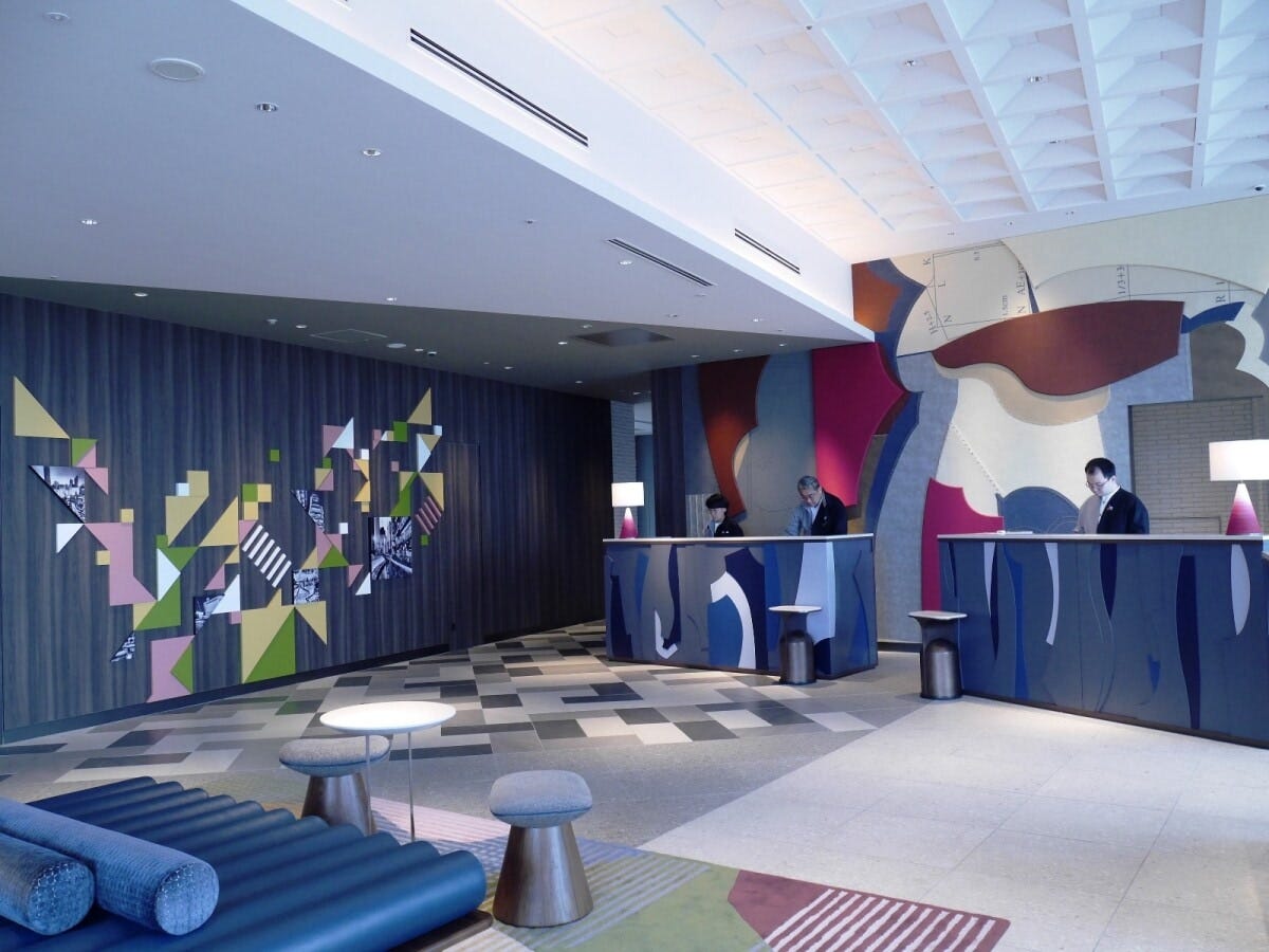 ホテルのレセプション。型紙や生地など、ファッションに関するデザインで彩られている空間です