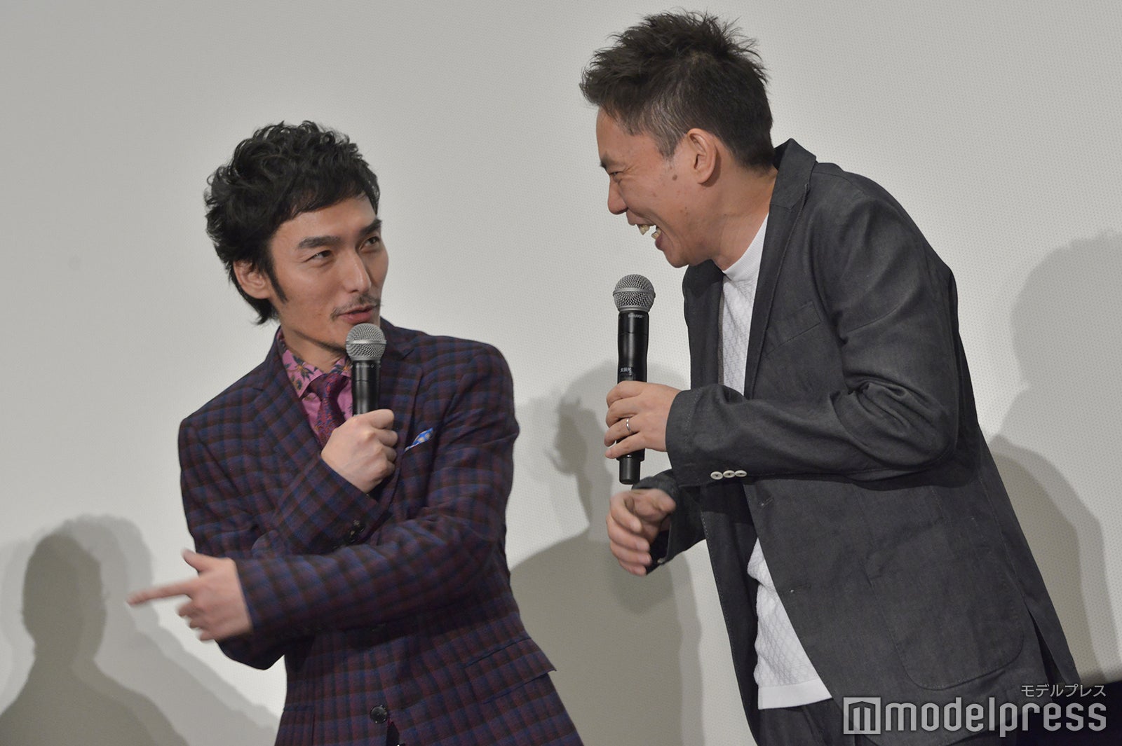 草なぎ剛、太田光監督 （C）モデルプレス