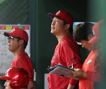 広島・新井監督 捕逸絡んで失点の松本は「ちょっとかわいそう」復帰登板の玉村は「ゲームをつくってくれた」チームは完封負けで最下位に再転落