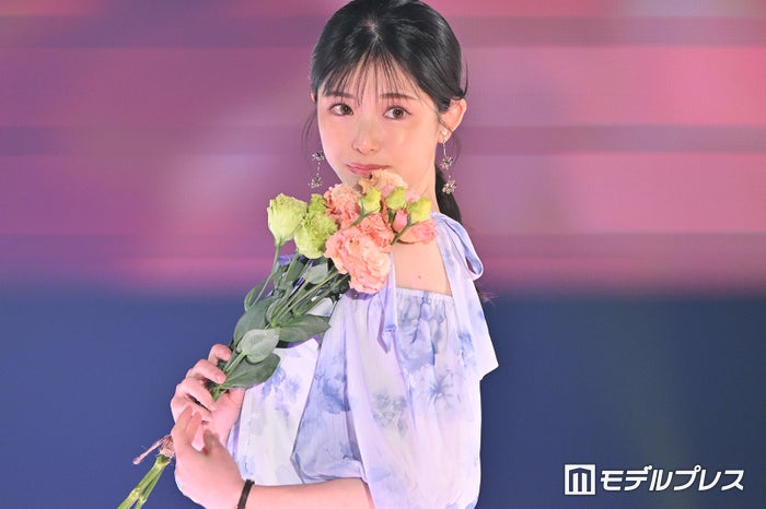 松村沙友理、ウインク＆投げチュー“あざとポーズ”連発で会場沸かす【GirlsAward 2024 S／S】