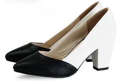 切り替えポインテッドトゥ美脚バイカラー&プレーンパンプス「salus」2,999円(税込)/画像提供:salus