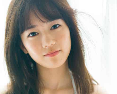 「ボンビーガール」で話題・川口葵、初グラビアでくっきり谷間際立つ
