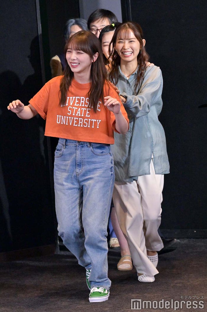 1列で仲良く登場した与田祐希、市川由衣ら(C)モデルプレス