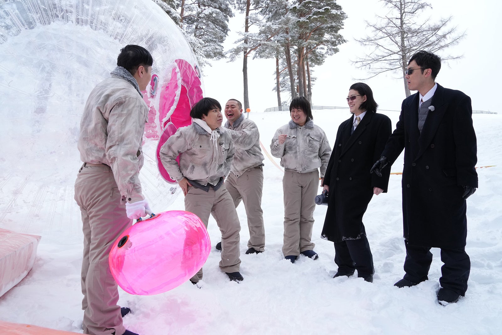 （左から）長田庄平、秋山寛貴、岡部大、松尾駿、粗品、菊田竜大 （C）フジテレビ