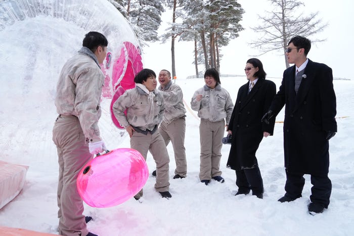 (左から)長田庄平、秋山寛貴、岡部大、松尾駿、粗品、菊田竜大 (C)フジテレビ