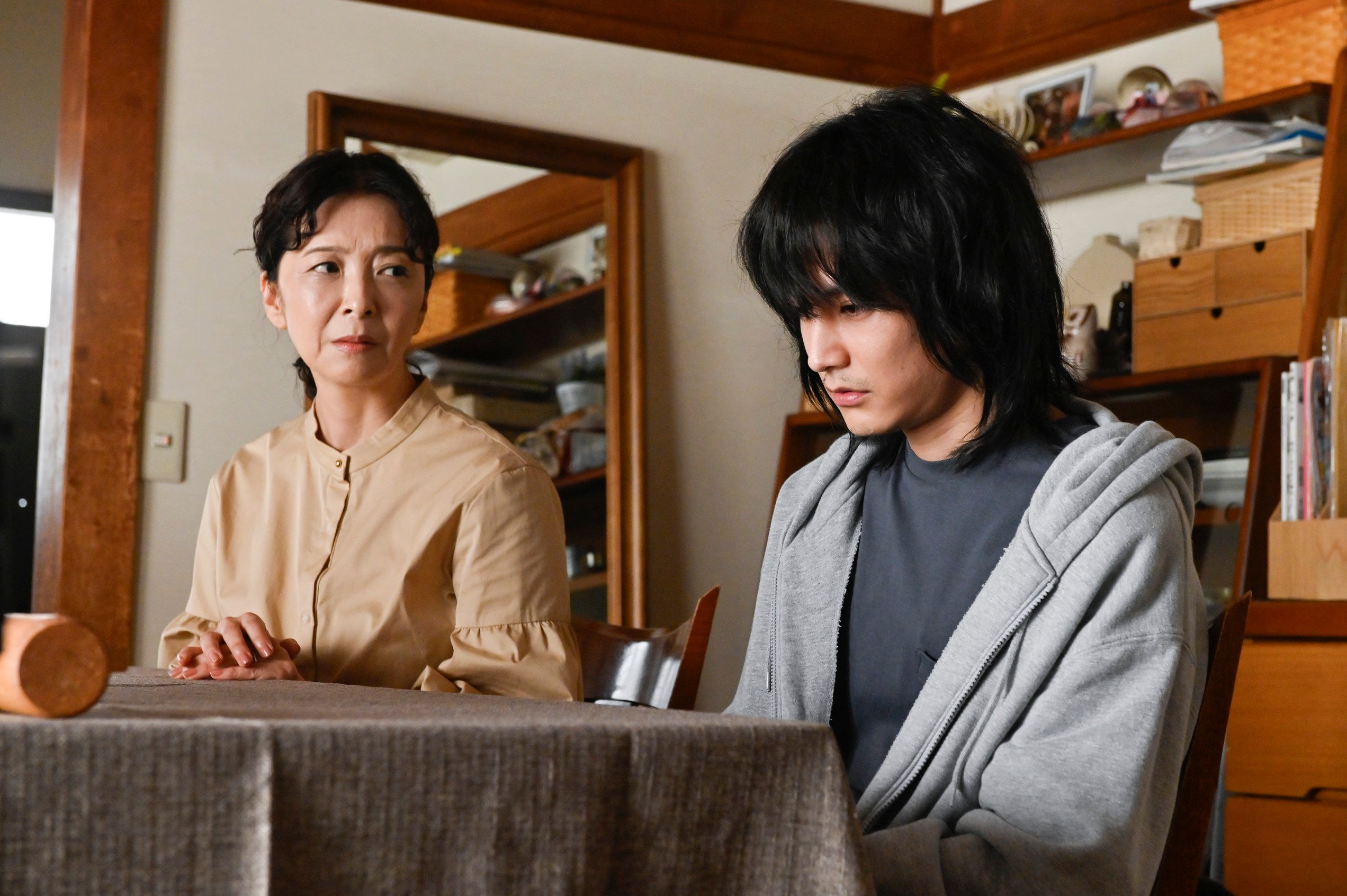 有森也実、渡邊圭祐「うちの弁護士は手がかかる」第2話より（C）フジテレビ