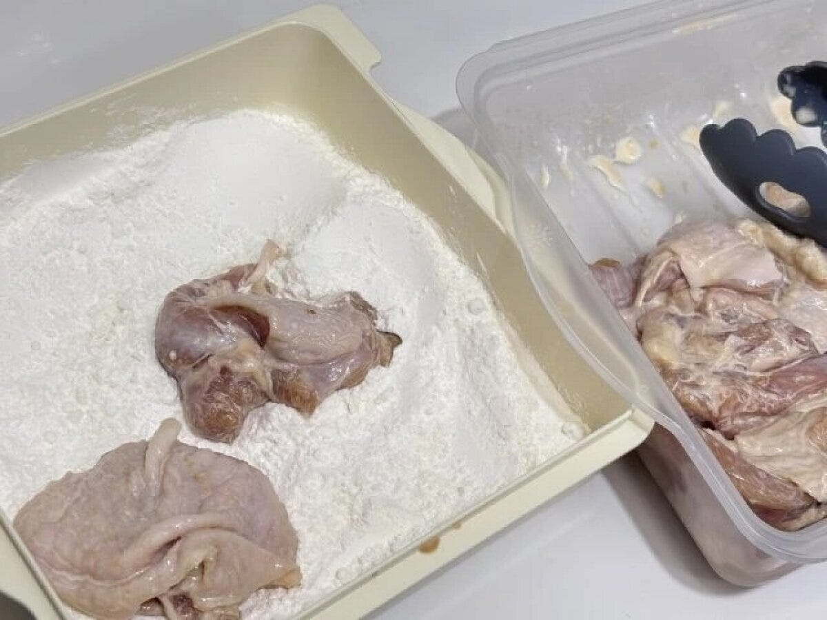 ダイソーのからあげ職人は少ない粉でまんべんなくつけられる