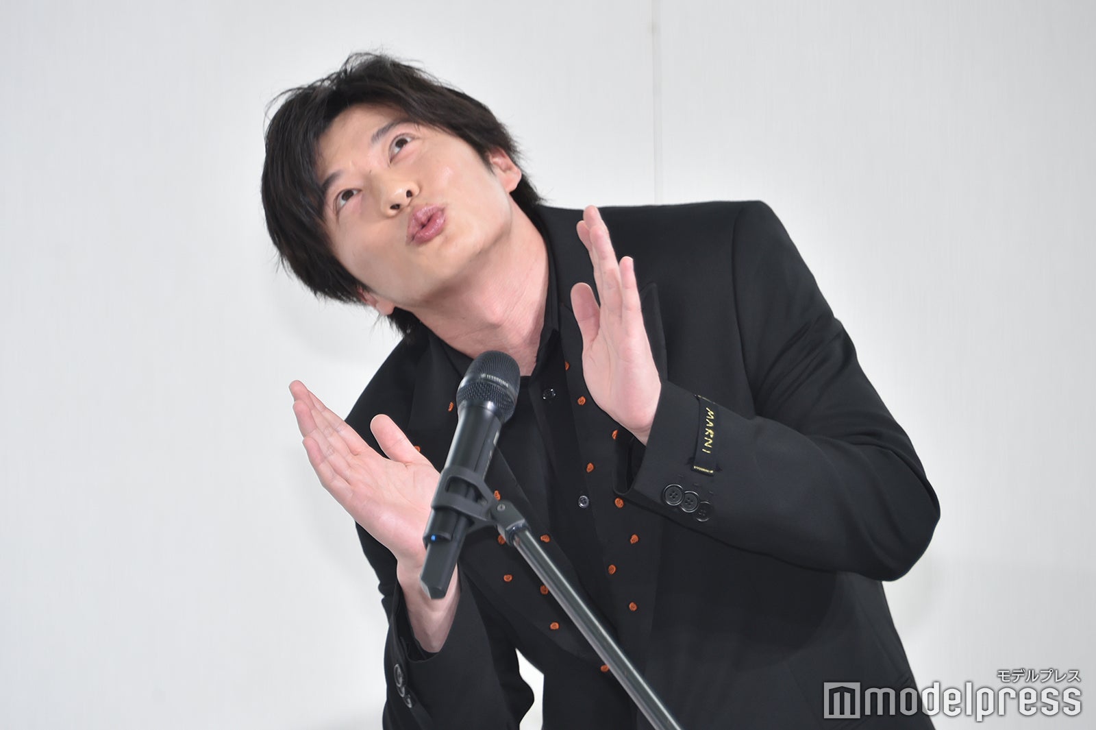 高畑充希とのキスシーンを再現する田中圭（C）モデルプレス