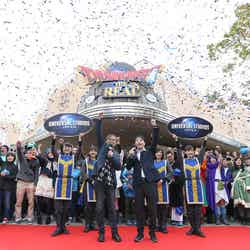 オープニング・セレモニーに参加した堀井雄二氏(左)、市村龍太郎氏(右)とドラクエファン約200名/画像提供:ユー・エス・ジェイ