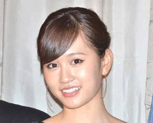 前田敦子、AKB48ライブへの意気込みを語る セクシーな肩出しドレスで登場