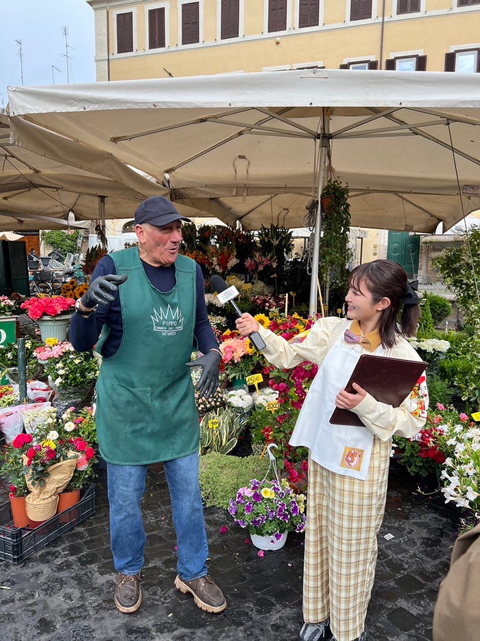 (右)井上咲楽 (C)フジテレビ