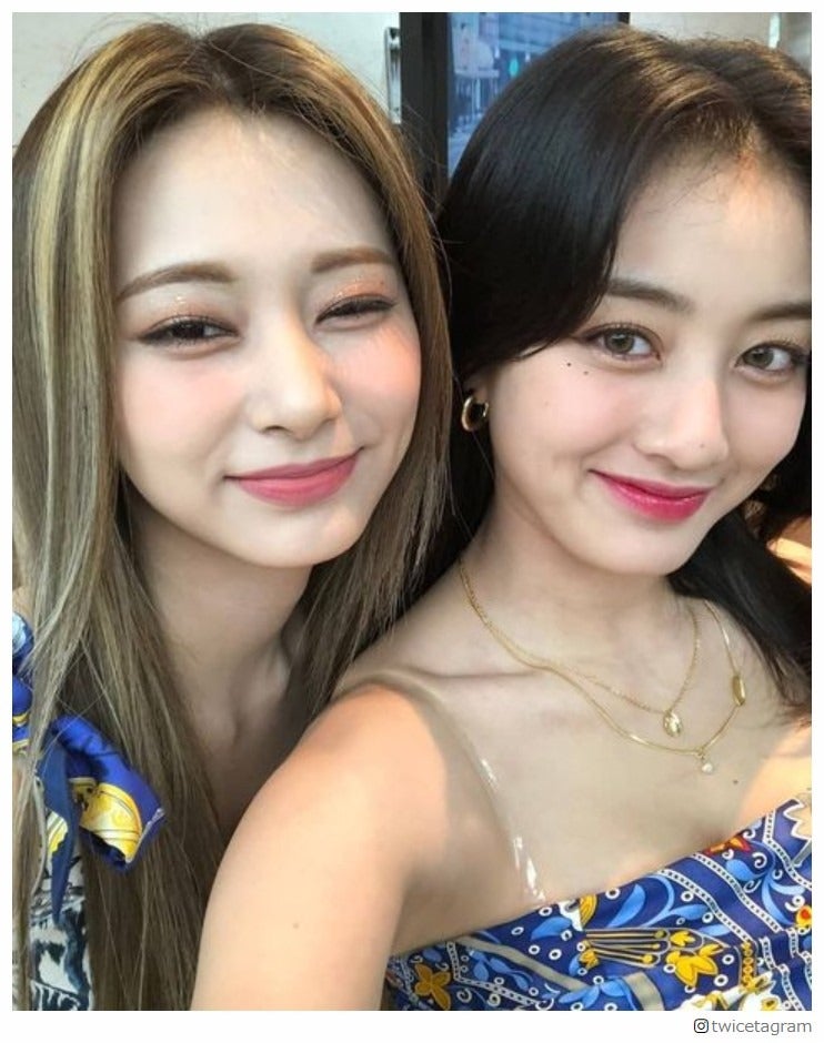 TWICEジヒョ、ツウィバースデーを祝福 秘蔵2ショット披露