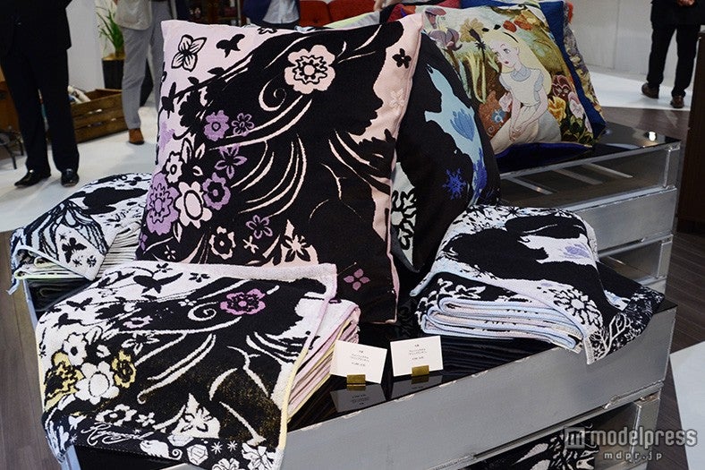 ラプンツェルがデザインされたクッションカバー、ウォッシュタオル