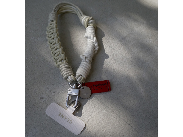 「クラネ」、「トポロジー」と協業ストラップを販売