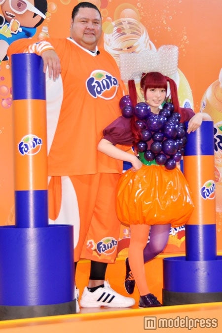 （写真左から）曙太郎、きゃりーぱみゅぱみゅ