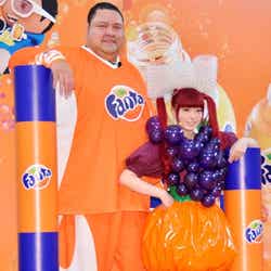 (写真左から)曙太郎、きゃりーぱみゅぱみゅ