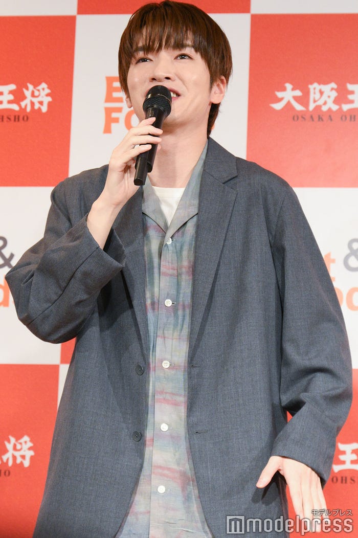 渡辺翔太から猫背を指摘される深澤辰哉(C)モデルプレス