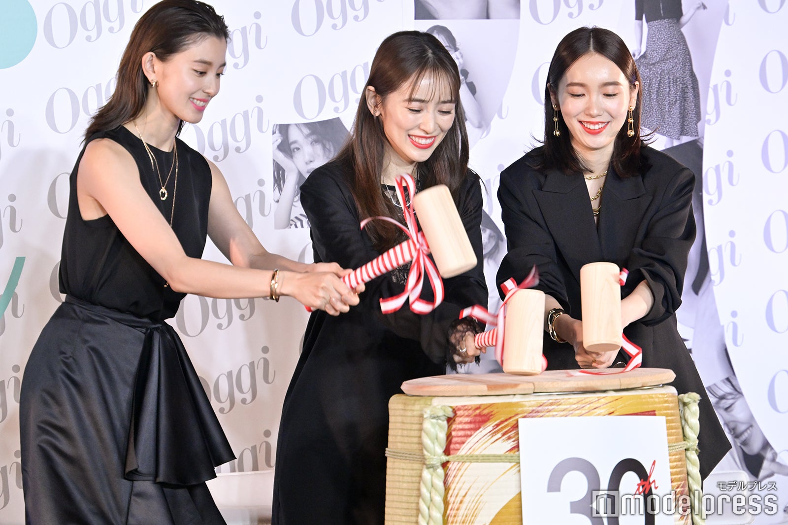 朝比奈彩、泉里香、飯豊まりえ （C）モデルプレス