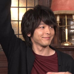 中村倫也、バナナマン設楽をバックハグ!耳元で尾崎豊の「I LOVE YOU」熱唱