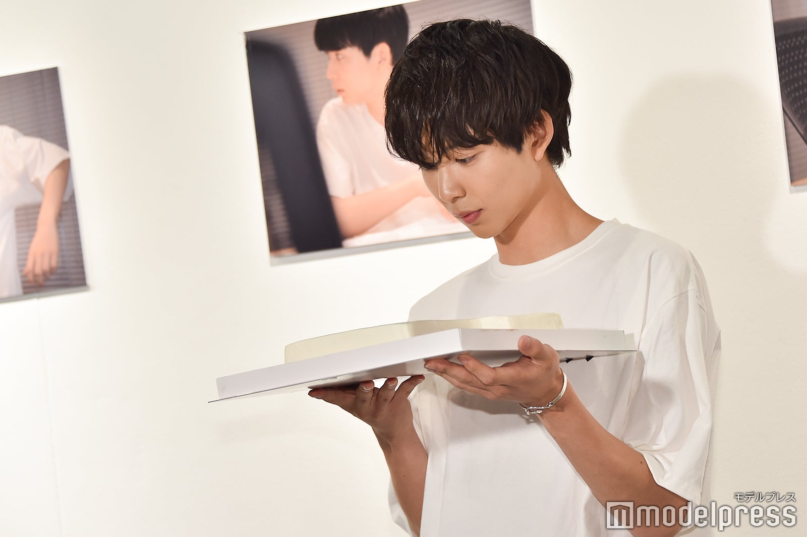 ケーキを眺める鈴木仁 （C）モデルプレス