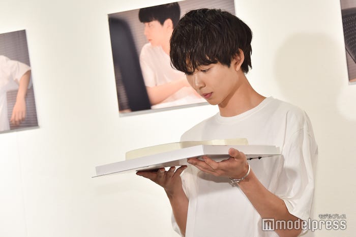 ケーキを眺める鈴木仁 (C)モデルプレス