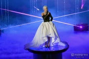 「第87回アカデミー賞」授賞式でパフォーマンスを行うリタ・オラ/photo:Getty Images【モデルプレス】