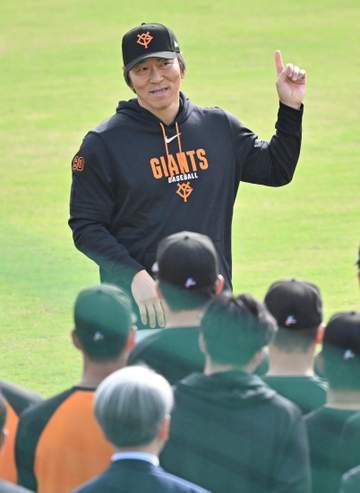 巨人・松井監督「あの旗を輝かせてください」 球団旗を指しナインに訓示 「みんなジャイアンツの血が流れてる。君たちが文化を作っていってください」【全文】