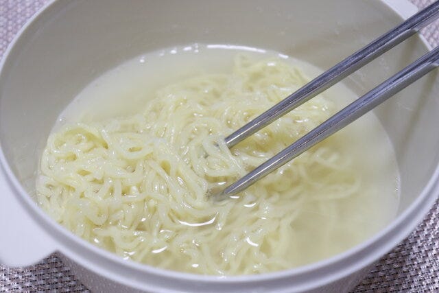 ダイソー　電子レンジでお手軽ラーメン　調理工程